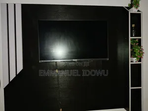Very Neat 32 Inches Tv With Damage Screen With Remote