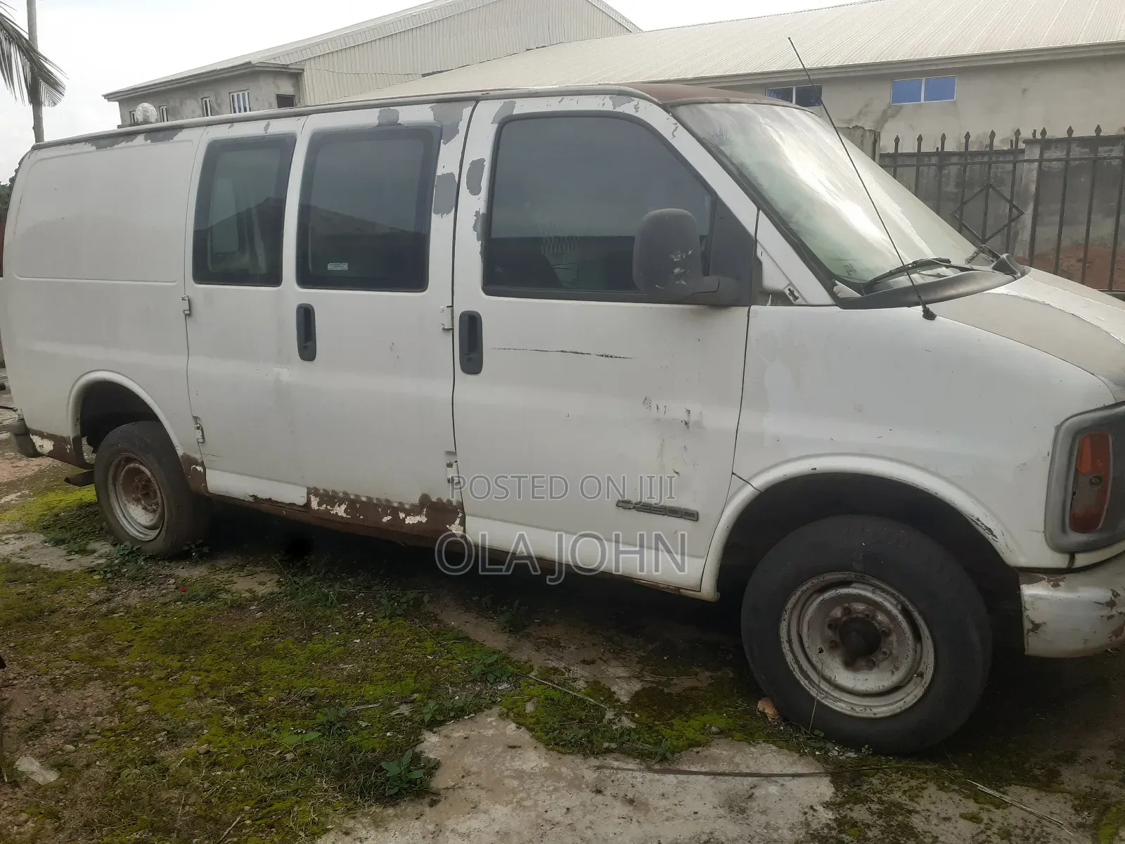 Chevrolet 3500 2000 White