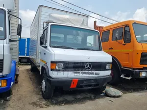 Mercedes Benz 711d Cargo Truck