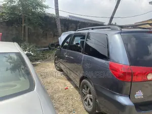 Toyota Seinna Car