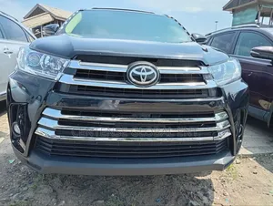 Toyota Highlander XLE 4x4 V6 (3.5L 6cyl 8A) 2018 Black
