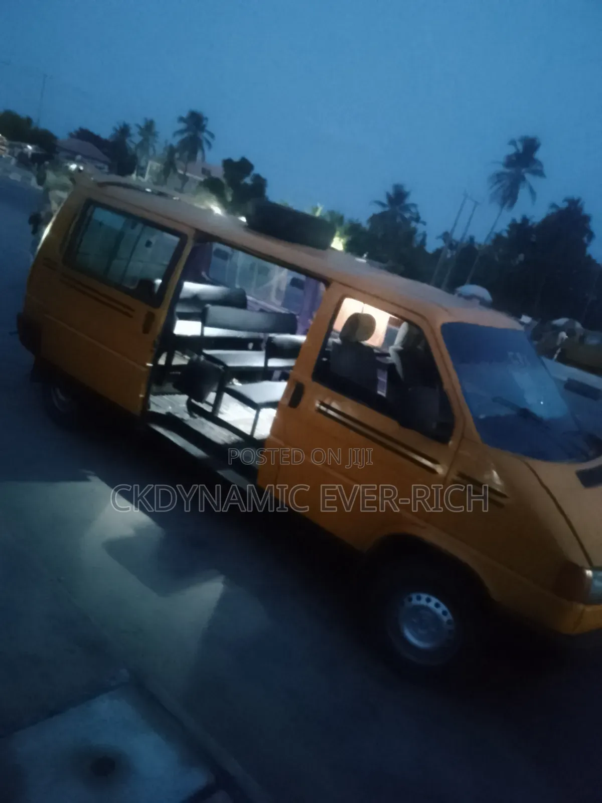 Volkswagen Transporter 2005 Yellow