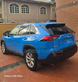 Toyota RAV4 LE AWD 2019 Blue