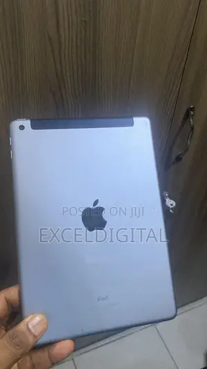 Apple iPad 9.7 32 GB Gray