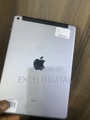 Apple iPad 9.7 128 GB Gray