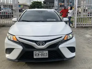 Toyota Camry SE (2.5L 4cyl 8A) 2019 White
