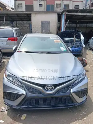 Toyota Camry XLE FWD 2020 Silver