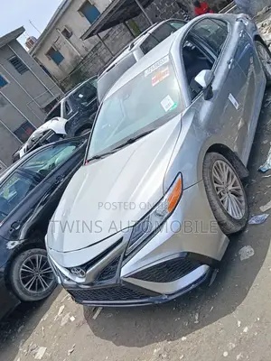 Toyota Camry XLE FWD 2020 Silver