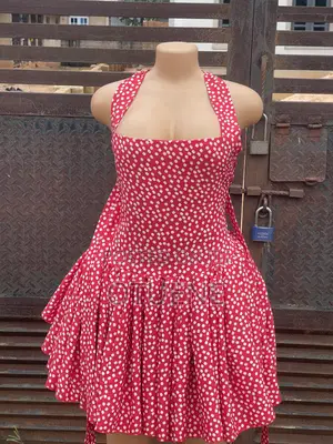 Short Gown With Zip at the Back and Strap Hand