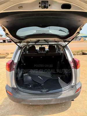 Toyota RAV4 XLE 4dr SUV (2.5L 4cyl 6A) 2014 Silver