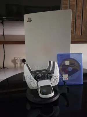 A Neatly Used Ps5, Comes With the 2 Pads and the Charger. 825gb