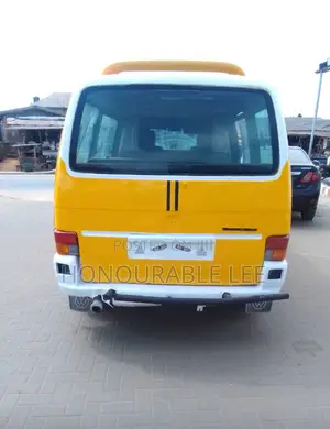 Volkswagen Transporter 2018 Yellow