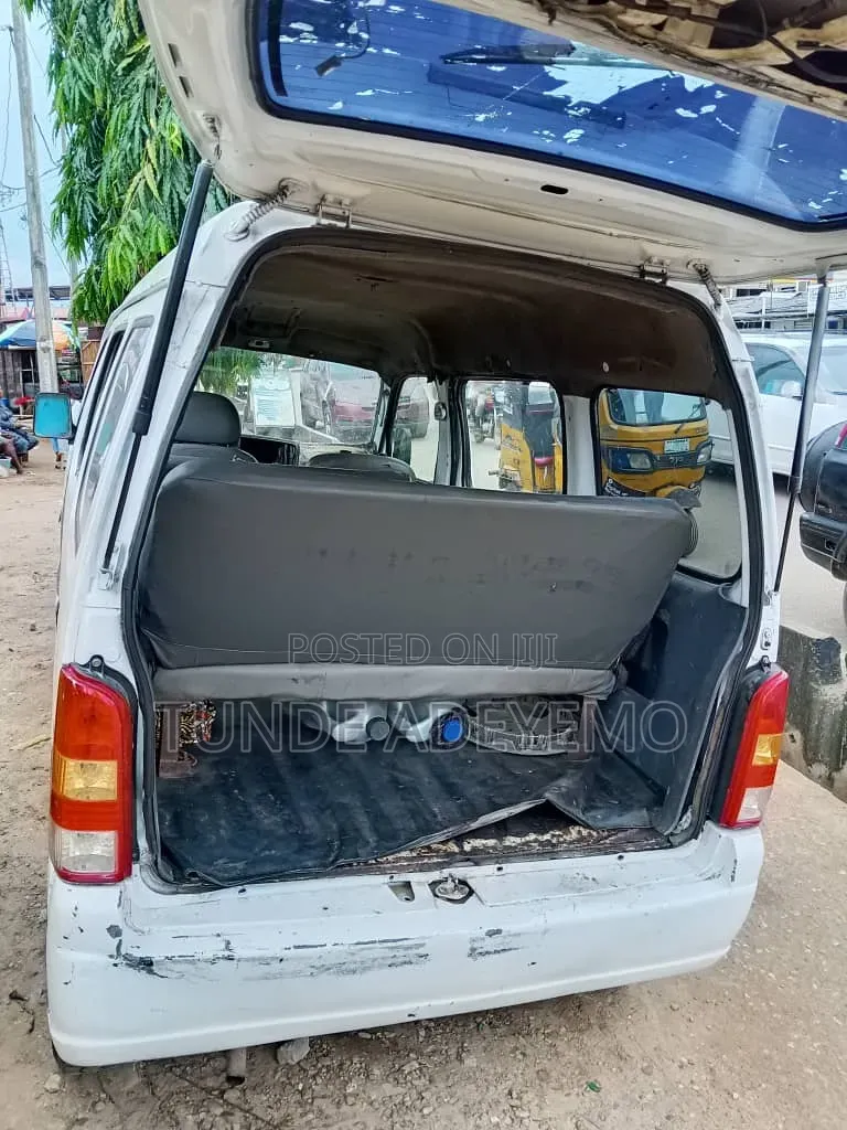 Suzuki Every 2000 White