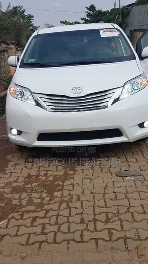 Toyota Sienna LE FWD 8-Passenger 2013 White