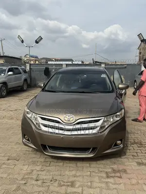Toyota Venza V6 AWD 2010 Gold