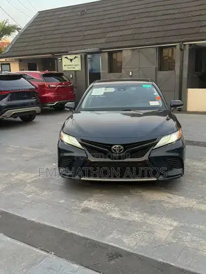 Toyota Camry XLE FWD (2.5L 4cyl 8AM) 2018