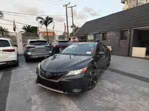 Toyota Camry XLE FWD (2.5L 4cyl 8AM) 2018