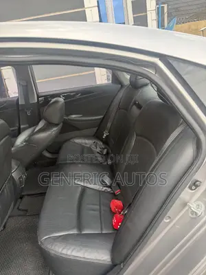 Hyundai Sonata SE Sedan FWD (2.4L 4cyl 6A) 2012