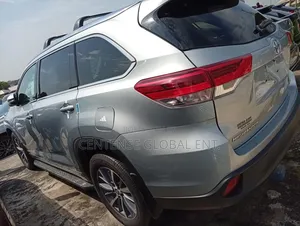 Toyota Highlander XLE 4x4 V6 (3.5L 6cyl 8A) 2018 Silver