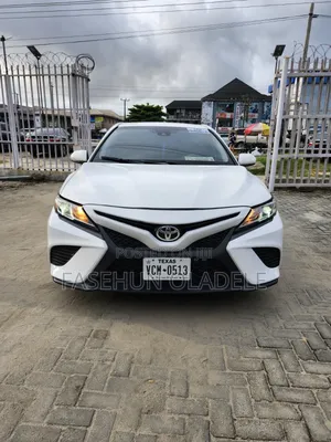 Toyota Camry SE (2.5L 4cyl 8A) 2019 White