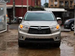 Toyota Highlander XLE V6 4x4 (3.5L 6cyl 6A) 2016 Gold