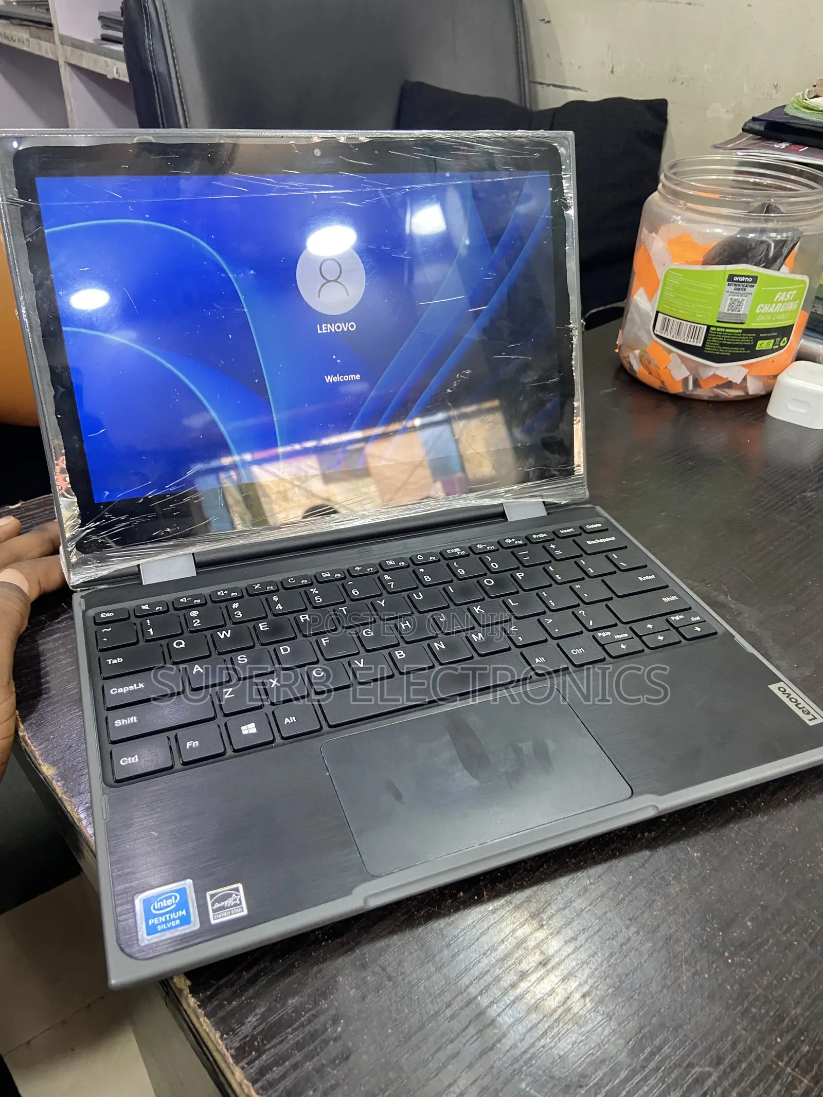 Laptop Lenovo 300e 8GB Intel Pentium SSD 128GB