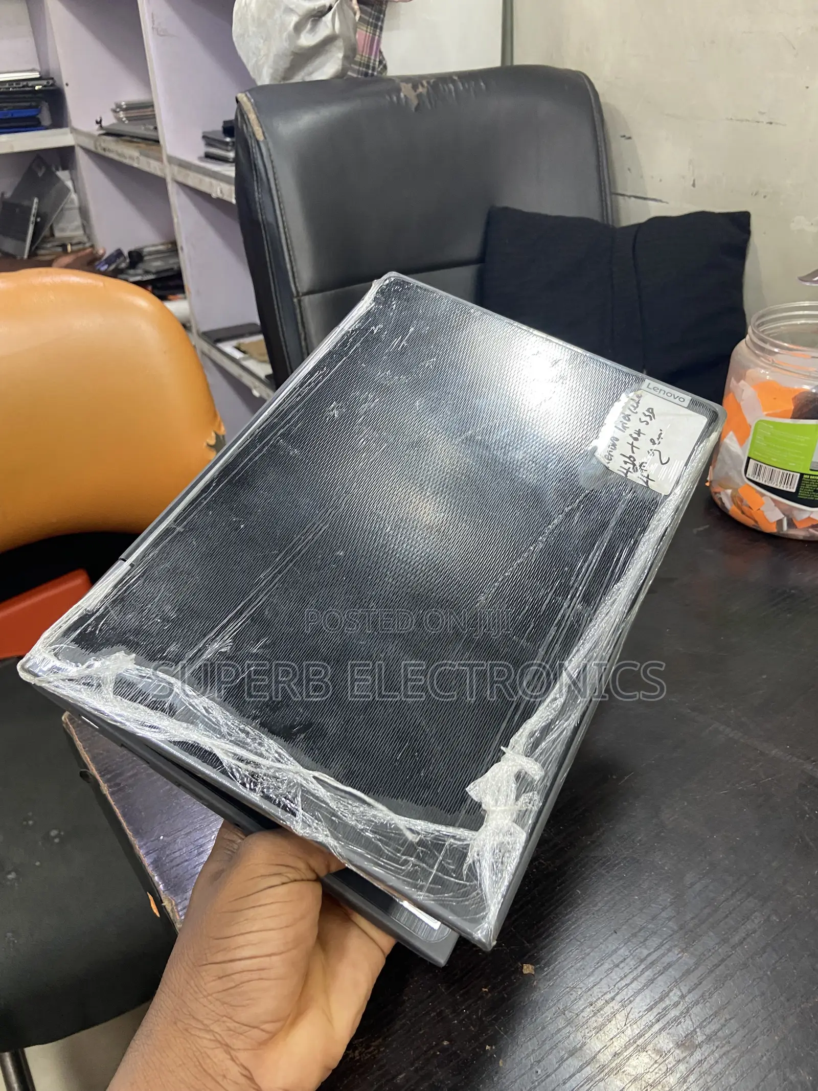 Laptop Lenovo 300e 8GB Intel Pentium SSD 128GB
