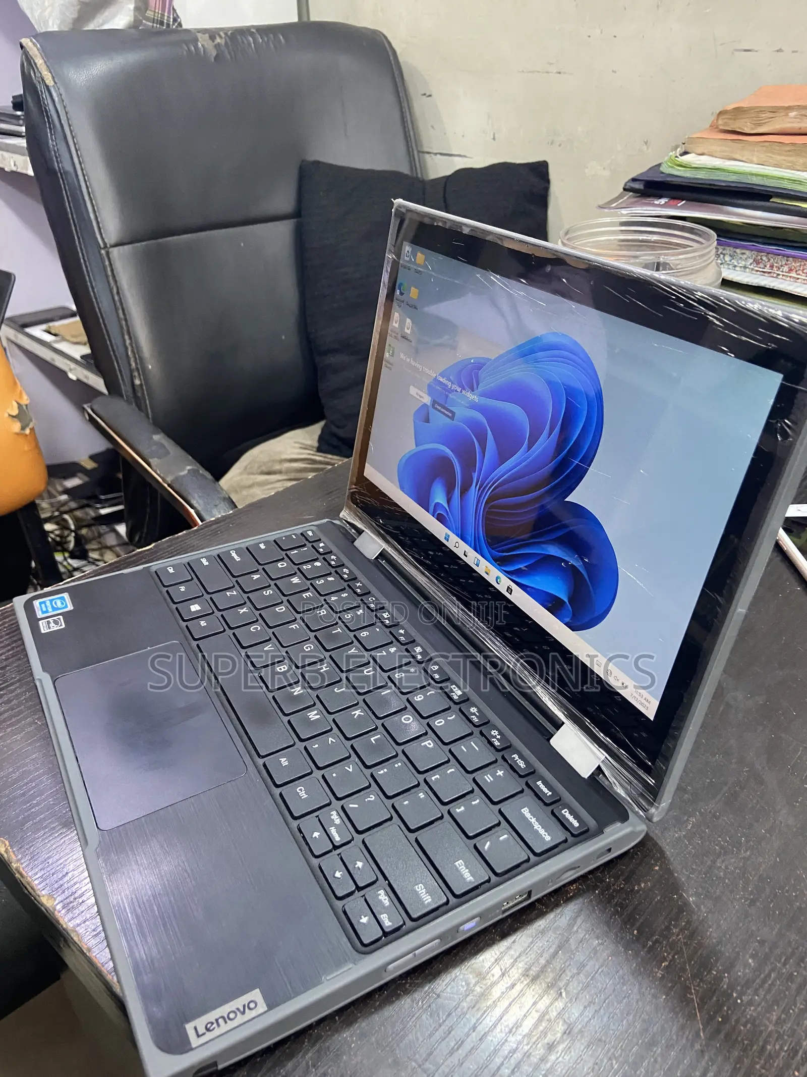 Laptop Lenovo 300e 8GB Intel Pentium SSD 128GB