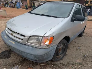 Toyota Sienna LE & 1 hatch 2000 Silver