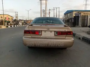 Toyota Camry LE 4dr Sedan (2.2L 4cyl 4A) 2001 Gold