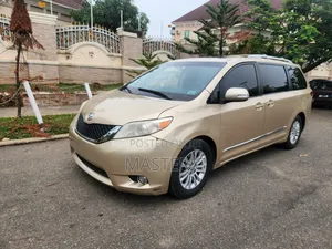 Toyota Sienna 2010 Gold