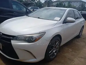 Toyota Camry SE w/Special Edition Pkg (2.5L 4cyl 6A) 2016 White