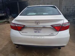 Toyota Camry SE w/Special Edition Pkg (2.5L 4cyl 6A) 2016 White
