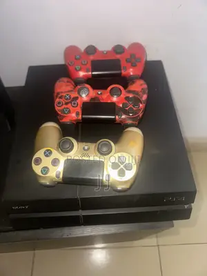 Ps4 With 3 Controllers and Installed Games