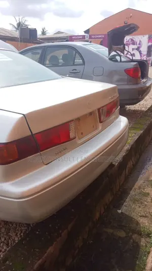 Toyota Camry LE 4dr Sedan (2.4L 4cyl 5M) 2002 Gold