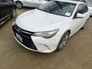 Toyota Camry SE w/Special Edition Pkg (2.5L 4cyl 6A) 2016 White
