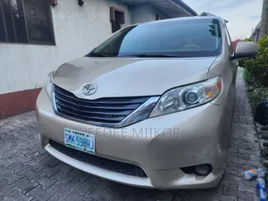 Toyota Sienna 2013 Silver