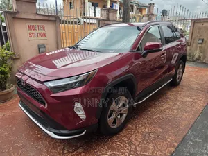 Toyota RAV4 XLE Premium 2026 Red