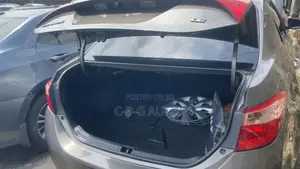 Toyota Corolla LE (1.8L 4cyl 2A) 2018 Gold