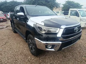 New Toyota Hilux 2025 Black