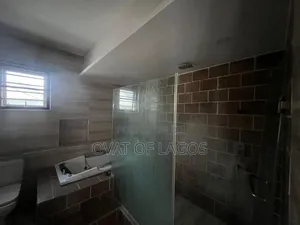 5bdrm Duplex in Chevron for rent