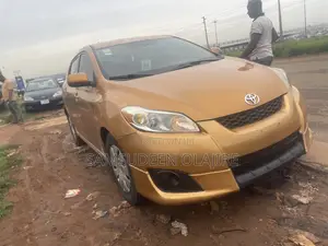 Toyota Matrix Hatchback FWD (1.8L 4cyl 5M) 2010 Gold