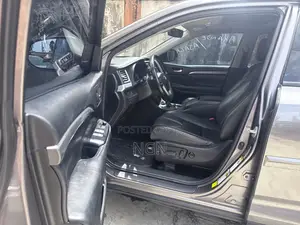 Toyota Highlander SE 2019 Gray
