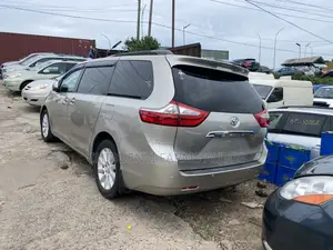 Toyota Sienna 2015 Gold