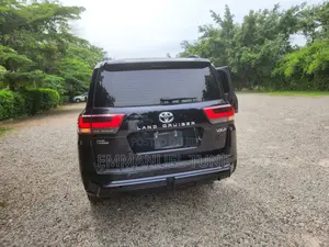 Toyota Land Cruiser LC300 2022 Black