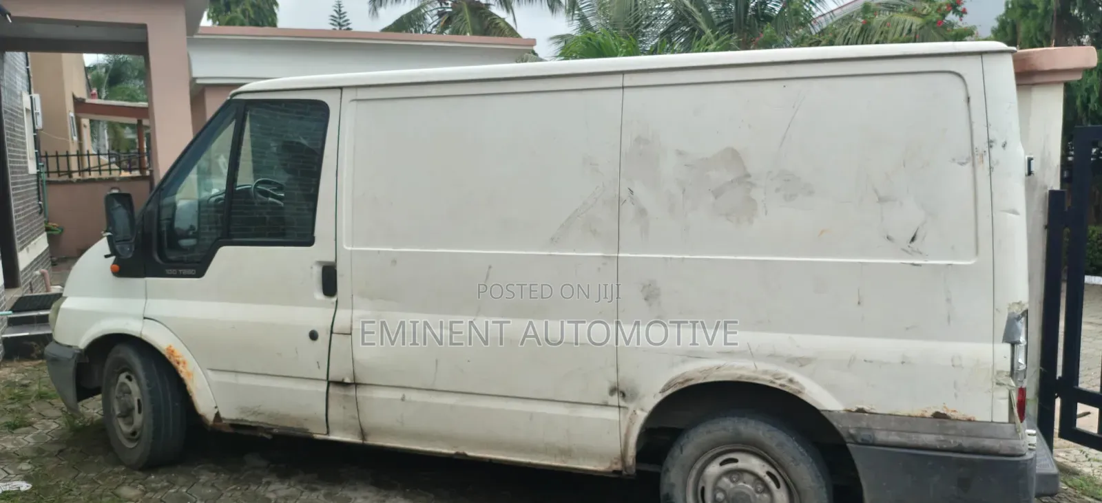 Ford B700 1995 White