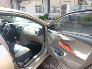 Toyota Corolla Base 4dr Sedan (1.8L 4cyl 5M) 2010 Gold