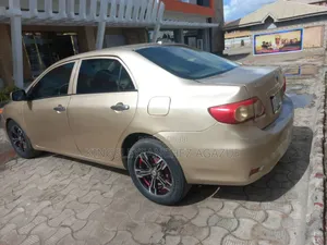 Toyota Corolla Base 4dr Sedan (1.8L 4cyl 5M) 2010 Gold