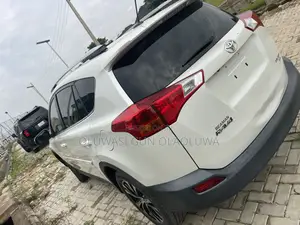 Toyota RAV4 LE 4dr SUV (2.5L 4cyl 6A) 2015 White