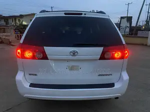 Toyota Sienna LE 4WD 2007 White
